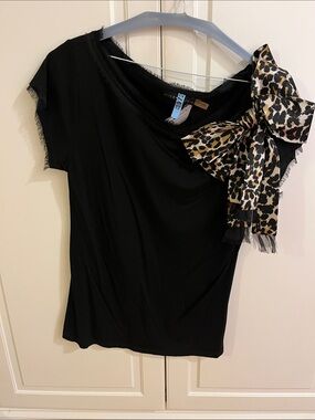 Alice + Olivia Black Short Sleeve Top with Leopard Bow Accent